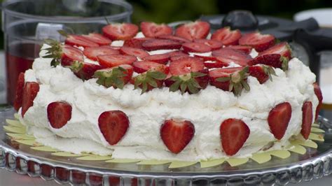 Hotová Švédska Jahodová Torta (Jordgubbstårta) ozdobená šľahačkou a jahodami