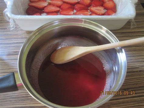 Detail prípravy náplne na jahodovú tortu