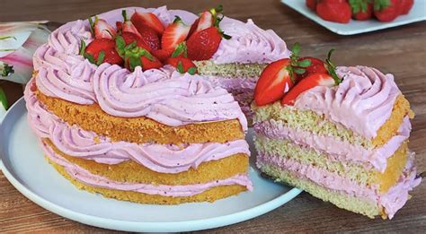 Jahodová torta s čokoládovým vzorom a farebnou šľahačkou