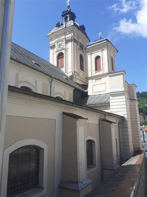 Detail rezbárskej práce na betleheme zobrazujúcom históriu Banskej Štiavnice.