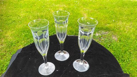 Fotografia elegantne prestretého stola s flautami na sekt a vybranými druhmi vín.