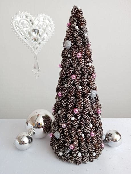 infografika s prehľadom materiálov potrebných na DIY vianočné stromčeky: šišky, tavná pištoľ, špagát a polystyrénové kužele