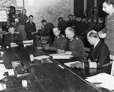 Foto: Podpis kapitulácie Nemecka v Remeši alebo Berlíne