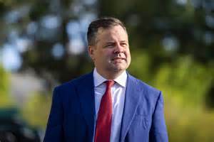 DJ pri mixážnom pulte s vlniacimi sa farebnými svetlami diskotéky.