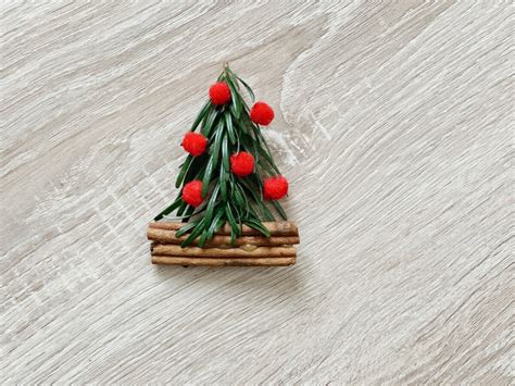 Vianočná ozdoba z rozmarínu a škoricových tyčiniek