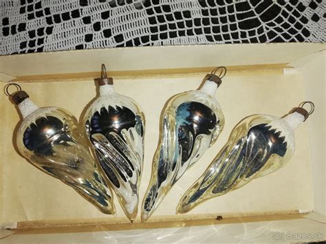 Dekorované staré žiarovky premenené na vianočné ozdoby