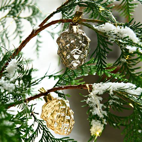 Jedľové šišky pomaľované bielou farbou a ozdobené drôtikom