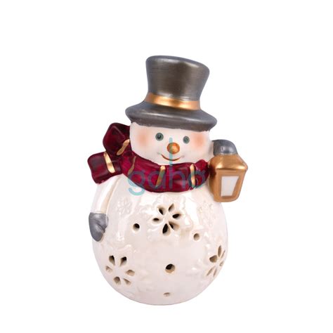 Snehuliak vyrobený z korkovej zátky s detailmi tváre a klobúkom