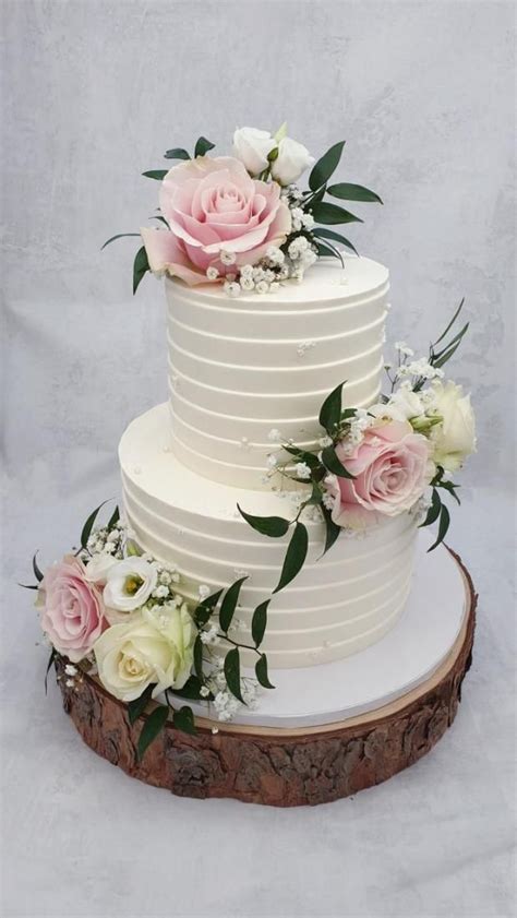 Detailná svadobná torta ako centrum pozornosti na svadbe v Lady Popular