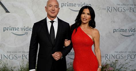 Foto Jeffa Bezosa a Lauren Sanchez pri odchode na predsvadobnú večeru