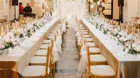 Skupina šťastných rodinných príslušníkov pri svadobnom stole