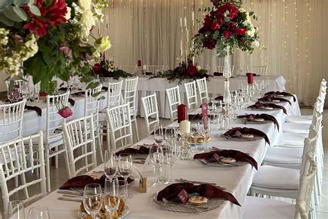 Ilustračná fotografia rôznych typov svadobných stanov na svadobnej hostine.