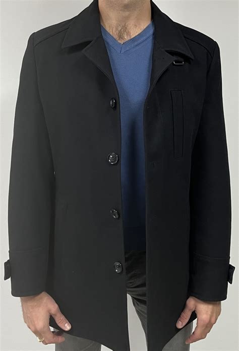 Detailný pohľad na elegantný strečový stan s drevenými stĺpmi.