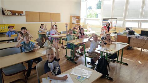 Tematická fotografia učiteľky s radosťou pracujúcej so žiakmi