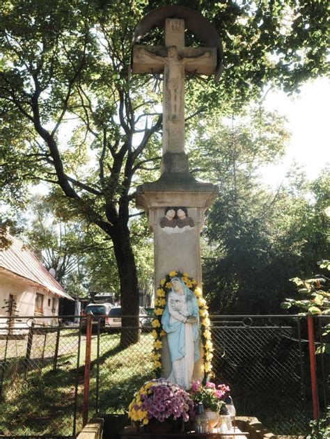 pár v náručí s krížom v pozadí