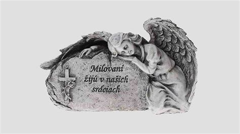 fotografia dreveného anjela s nápisom 