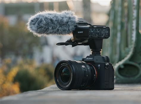 Tematická fotografia bezdrôtového mikrofónu Sony v akcii