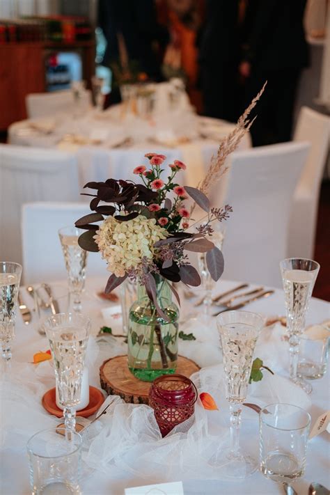 Ukážka svadobnej kytice a aranžmánu na stole.