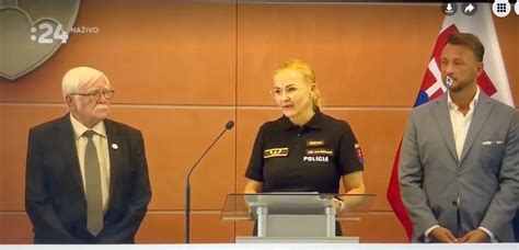 fotografia Roberta Fica počas tlačovej konferencie