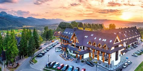 parkovisko pred luxusným hotelom v Zakopanom plné drahých áut