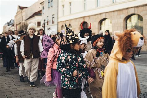 deti v rôznych karnevalových maskách spievajú a tancujú