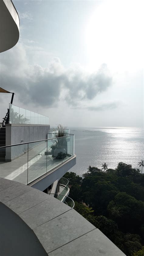 Svadobná fotografia na pláži v Austrálii s výhľadom na oceán