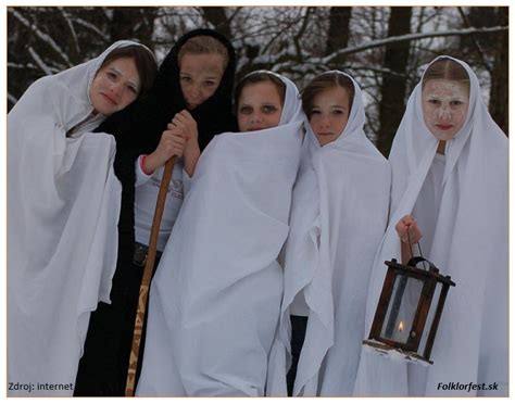 Zobrazenie rôznych ľudových zvykov na Luciu - napríklad jedenie cesnaku, dievčatá s papierikmi