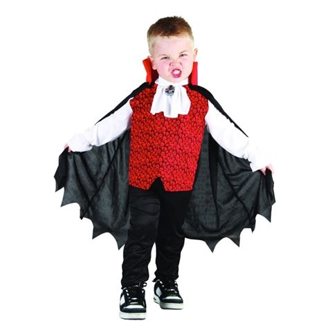 dieťa fúkajúce malé balóny na kostým hrozna