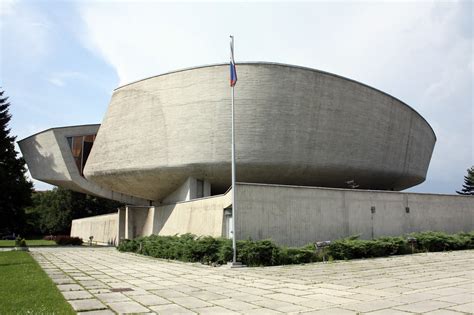 Záber na Pamätník SNP v Banskej Bystrici počas slávnostných podujatí