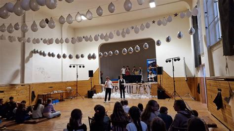 Schéma moderného rozloženia dekorácií v sále vrátane fotokútika, candy baru a osvetlenia pódia.