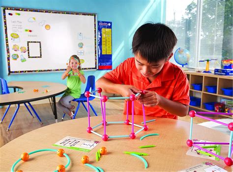 Minimalistická novoročná ilustrácia s jednoduchými geometrickými tvarmi a jemnou farebnou schémou.