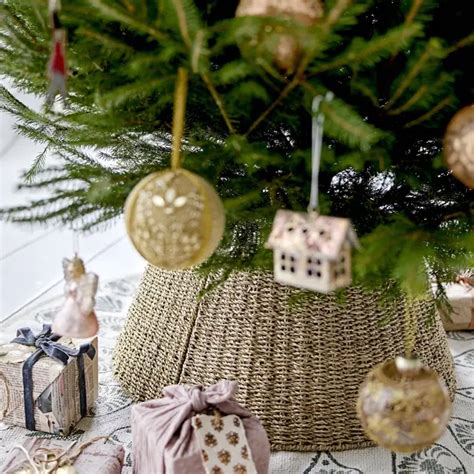 ilustračné foto: jednoduché mašle uvázané na vetvičkách vianočného stromčeka