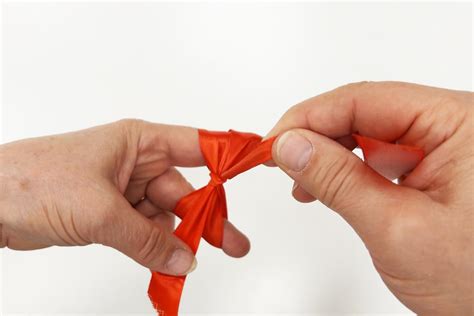 ilustračné foto: postup viazania mašle na prstoch (metóda 2)