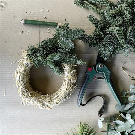 Schéma: Zoznam materiálu na výrobu adventného venca a ukážka správneho strihania vetvičiek