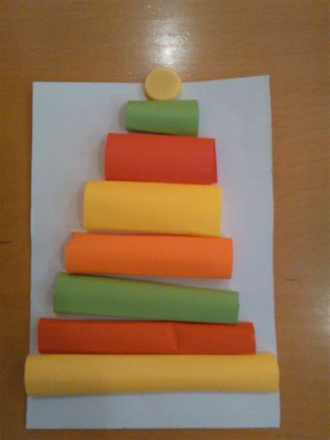 Pohľadnica s motívom stromčeka vytvoreným z nalepených farebných papierových pásikov