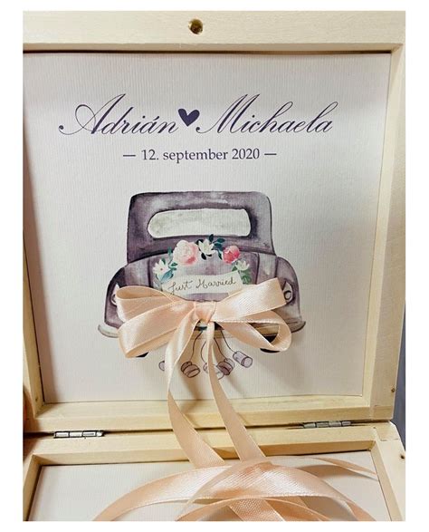 Detailný záber na elegantnú drevenú krabičku s čokoládovým telegramom obsahujúcim personalizovaný odkaz pre novomanželov.