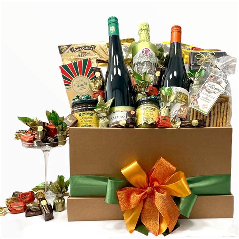 Ilustračná fotografia rôznych darčekových košov s rôznym obsahom