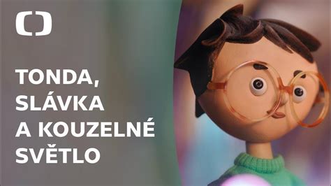 fotka dievčaťa čítajúceho knihu alebo e-čítačku