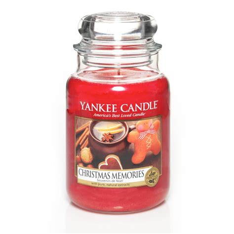 Tematické foto: horiaca sviečka Yankee Candle Christmas Memories s vianočnými dekoráciami
