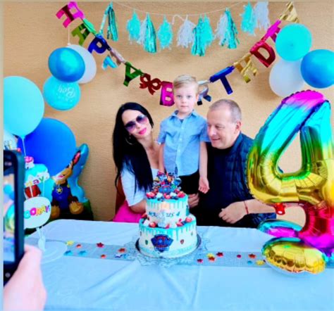 Koláž fotiek šťastných detí hrajúcich sa na narodeninovej oslave