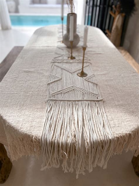 Detailné zábery na boho štýl výzdoby, makramé a drevené dekorácie na svadobnom stole