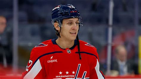 Martin Fehérváry v drese Washington Capitals v zápase NHL