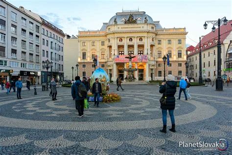 Archívna fotografia Slovenského národného divadla s historickou budovou a novou budovou.