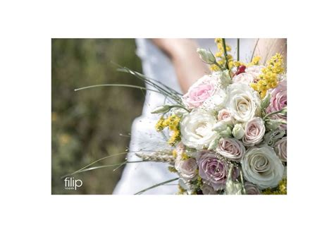 Veselá svadobná kytica so žltými a bielymi kvetmi s jemnými sivými prvkami