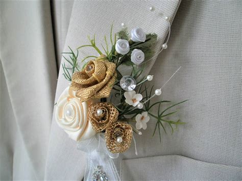 Svadobné pierko ženícha s kombináciou žltých a sivých kvetov