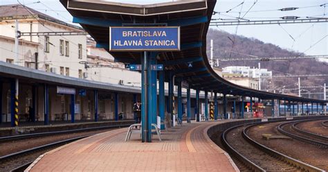 Tematické foto: Živá vlaková stanica s ľuďmi a fontánou