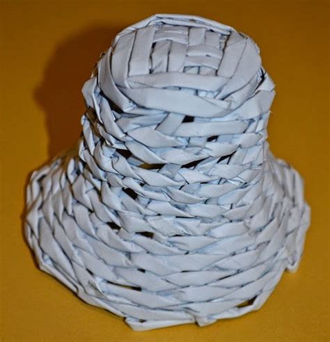 Začiatok pletenia papierových ruličiek okolo kužeľa