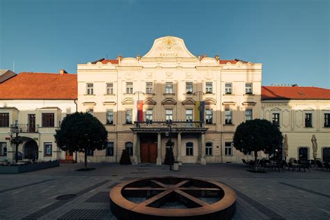 panoramatický záber Hlavnej ulice v Prešove s historickými budovami