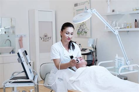 Tematické foto: spokojná žena v kaderníctve alebo salóne krásy