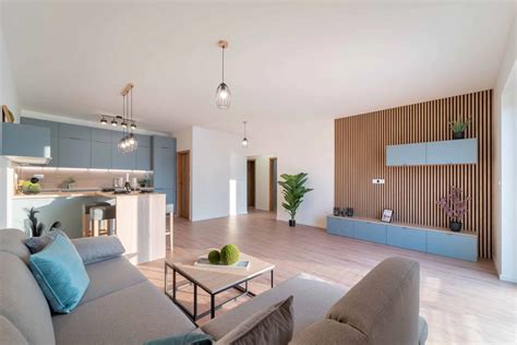 Koláž rôznych druhov masívneho nábytku (kuchyňa, spálňa, obývačka)